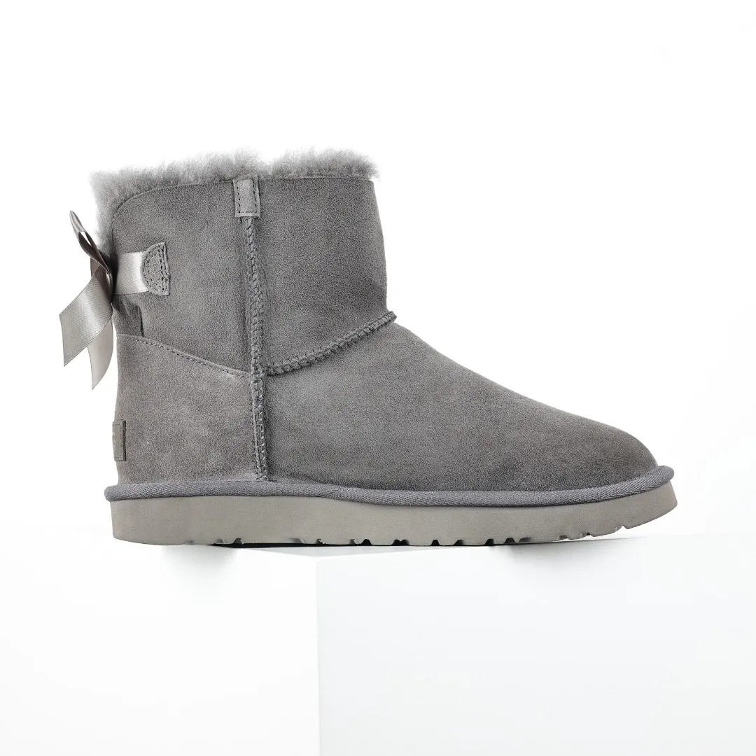 Pick up locally 💰600 Core recommended good price Independently developed original outsole and cashmere insole to keep you warm in winter and suitable for home use. In the new year, uug launched a style series, which is partially geared towards the preferences of young consumers and has also moved to the forefront of fashion trends. Shoe body material Water-repellent coated suede upper 17 mm UGGPURE™ implanted wool insole Lightweight non-slip comfortable rubber outsole With brand LOGO trademark Comes with a full set of packaging Size: 35 36 37 38 39 40